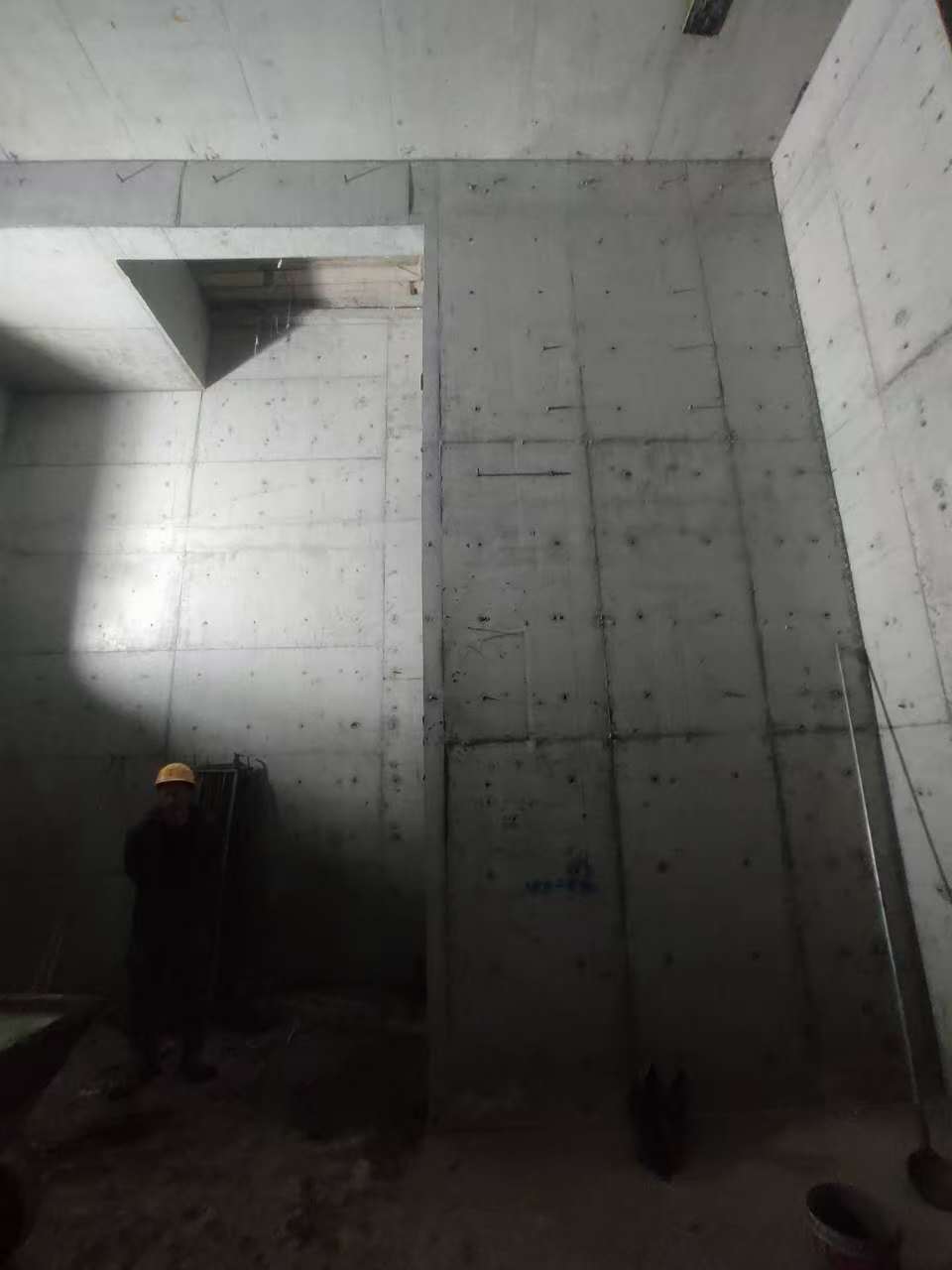 中卫墙上开槽钢筋断了有影响吗